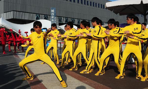 Bruce Lee kicks back at the Expo
