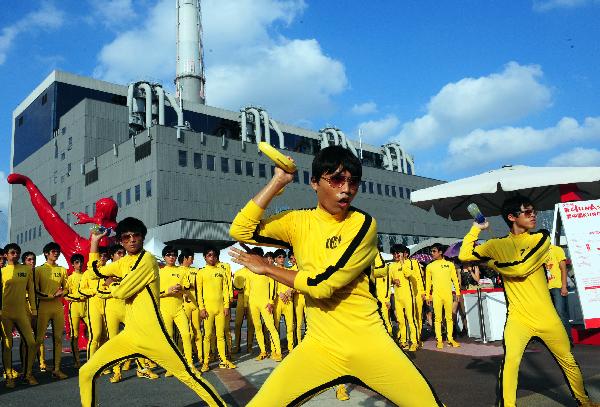 Bruce Lee kicks back at the Expo