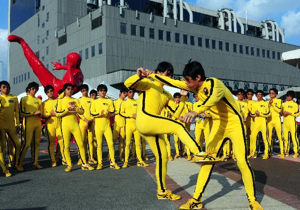 Bruce Lee kicks back at the Expo