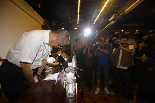 Liu Hang bows and apologizes to families of the victims for Tuesday's deadly air crash at the news conference in Yichun, Heilongjiang province on August 26, 2010. [Photo/Xinhua] 