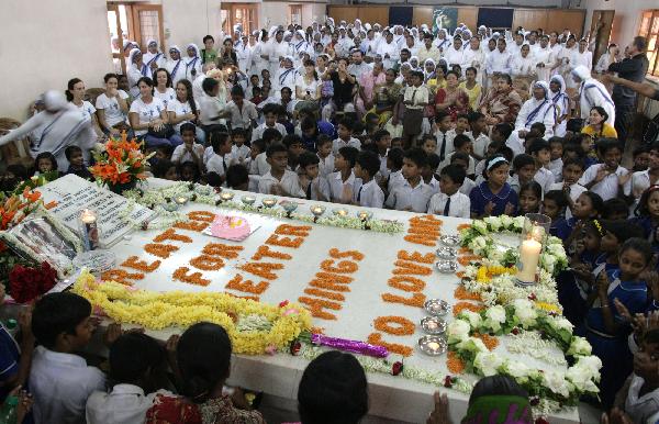 People and nuns gather beside the tomb of the mother Teressa in Kolkata, India, on August 26, 2010, the 100th anniversary of Mother Teresa&apos;s birthday. Mother Teresa, who won the prestigious Nobel Peace Prize for her contribution for the poor in Kolkata and all over India died in Kolkata on 1997. She was also the founder of Missionaries of charity headquarters in Kolkata. [Xinhua] 