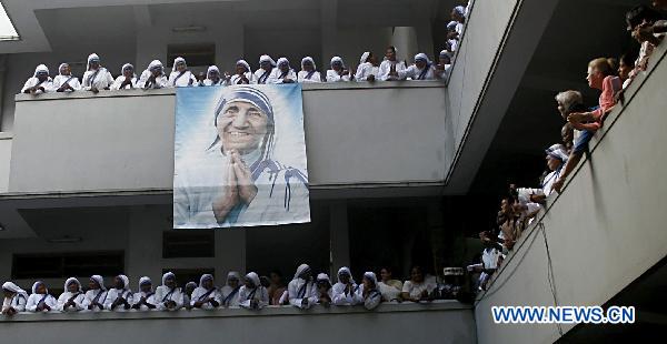 Catholic nuns gather at the balcony of mother house in Kolkata, India, on August 26, 2010, the 100th anniversary of Mother Teresa&apos;s birthday. Mother Teresa, who won the prestigious Nobel Peace Prize for her contribution for thepoor in Kolkata and all over India died in Kolkata on 1997. She was also the founder of Missionaries of charity headquarters in Kolkata. [Xinhua] 