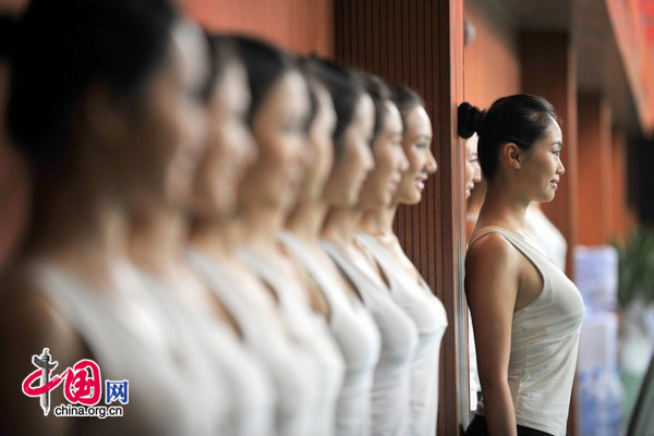 Women selected as Miss Etiquette of the 16th Asian Games, to be held in Guangzhou, receive training at the Shunde campus of Southern Medical University in Guangzhou, South China&apos;s Guangdong province, Aug 20, 2010. 