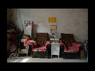 The living room of Yue Xiaoming's home in Yangquan village. [China.org.cn]