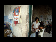 Yue Xiaoming' grandmother is preparing a lunch in Yangquan village. [China.org.cn]