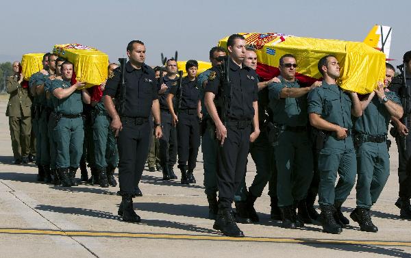 Civil Guard pallbearers carry the coffins of two Civil Guards after their bodies arrived from Afghanistan to Madrid, August 26, 2010.[Xinhua/Reuters]