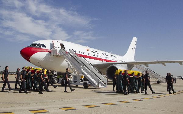 Civil Guard pallbearers carry the coffins of two Civil Guards after their bodies arrived from Afghanistan to Madrid, August 26, 2010.[Xinhua/Reuters]