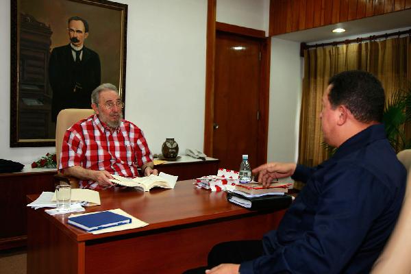 Former Cuban leader Fidel Castro (L) meets with Venezuelan President Hugo Chavez in Havana, Aug. 25, 2010. [Xinhua]