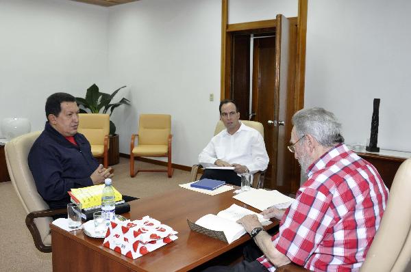  Former Cuban leader Fidel Castro (R) meets with Venezuelan President Hugo Chavez (L) in Havana, Aug. 25, 2010. [Xinhua]