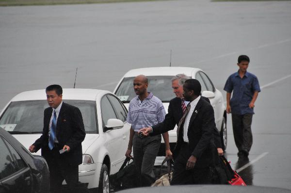 The U.S. man Aijalon Mahli Gomes (2nd L) arrives at an airport in Pyongyang, the Democratic People's Republic of Korea, Aug. 27, 2010. Former U.S. President Jimmy Carter left Pyongyang Friday, taking home the U.S. man Aijalon Mahli Gomes detained in the Democratic People's Republic of Korea (DPRK) since January for illegal entry. [Yao Ximeng/Xinhua]