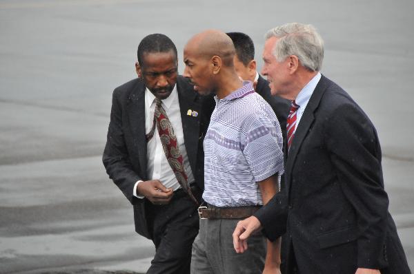 The U.S. man Aijalon Mahli Gomes (C) arrives at an airport in Pyongyang, the Democratic People's Republic of Korea, Aug. 27, 2010. Former U.S. President Jimmy Carter left Pyongyang Friday, taking home the U.S. man Aijalon Mahli Gomes detained in the Democratic People's Republic of Korea (DPRK) since January for illegal entry. [Yao Ximeng/Xinhua]