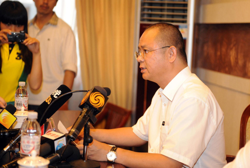 Liu Hang speaks at the news conference in Yichun, Heilongjiang province on August 26, 2010. [Photo/Xinhua] 