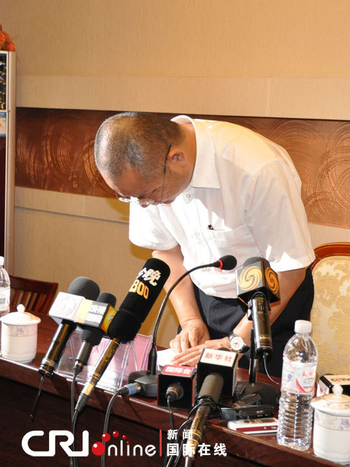 Liu Hang, chairman of the board of supervisions of Henan Airlines, is seen at the news conference on August 26, 2010. Henan Airlines apologized on Thursday to families of the victims and to the entire country for Tuesday's deadly air crash, which killed 42 and injured 54. [Photo/Xinhua]