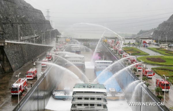 Fire engines spay water to vessels locked in the Three Gorges Dam during a fire drill in Yichang, central China's Hubei Province, Aug. 26, 2010. Some 200 staff members from local public service departments joined in the drill Thursday. [Xinhua photo]