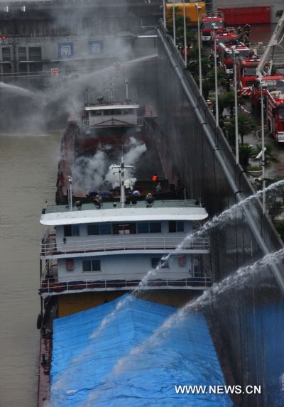 Fire engines spay water to vessels locked in the Three Gorges Dam during a fire drill in Yichang, central China's Hubei Province, Aug. 26, 2010. Some 200 staff members from local public service departments joined in the drill Thursday. [Xinhua photo]