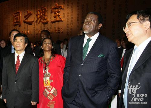 Officials visit the China Pavilion.