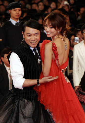 Kevin Tsai and his co-host Lin Chi-Ling arrive for the 41st Golden Horse Film Awards in Taichung on December 4, 2004. [File Photo: Miny Chen/CFP]