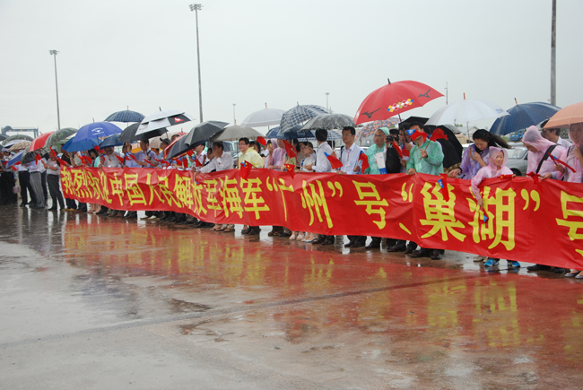 Overseas Chinese welcome the Chinese naval warships&apos; arrival at Myanmar Yangon&apos;s Thilawa Port, Aug. 29, 2010. The 5th Escort Task group of the Chinese People&apos;s Liberation Army (PLA)-Navy, made up of two warships -- &apos;Guanhzhou&apos; and &apos;Chaohu&apos; made a friendly call at Myanmar Yangon&apos;s Thilawa Port Sunday afternoon. [Xinhua] 