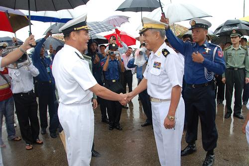 Rear Admiral Zhang Wendan (L, front), commander of the visiting squad, shakes hands with Major Han Sein, Commander of Myanmar Navy Dockyard Base, inspect honor guards of the Myanmar navy during a grand welcome ceremony at Myanmar Yangon&apos;s Thilawa Port, Aug. 29, 2010. 