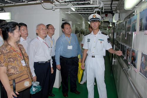 Some visitors board destroyer Guangzhou for a tour at Myanmar Yangon&apos;s Thilawa Port, Aug. 29, 2010. The 5th Escort Task group of the Chinese People&apos;s Liberation Army (PLA)-Navy, made up of two warships -- &apos;Guanhzhou&apos; and &apos;Chaohu&apos; made a friendly call at Myanmar Yangon&apos;s Thilawa Port Sunday afternoon. [Xinhua] 