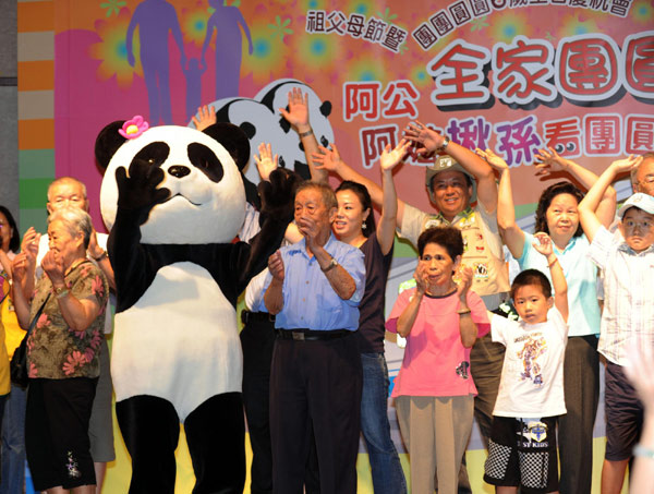 Families from three generations attend Tuan Tuan and Yuan Yuan&apos;s sixth birthday party in Taipei Zoo, Aug 29, 2010. [Xinhua]