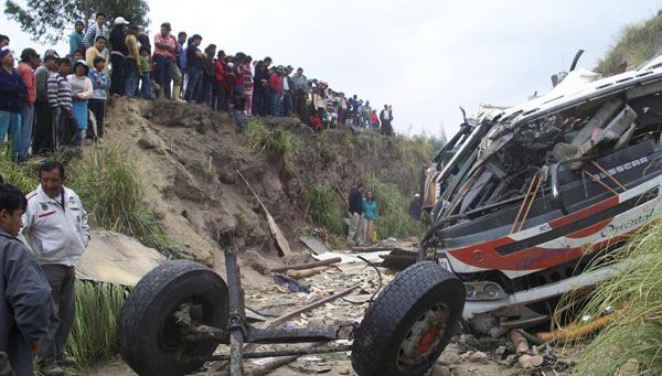 Dwellers look at the debris of a bus in Latacunga, 70 km (43.5 miles) south of Quito August 29, 2010. [China Daily/Agencies]