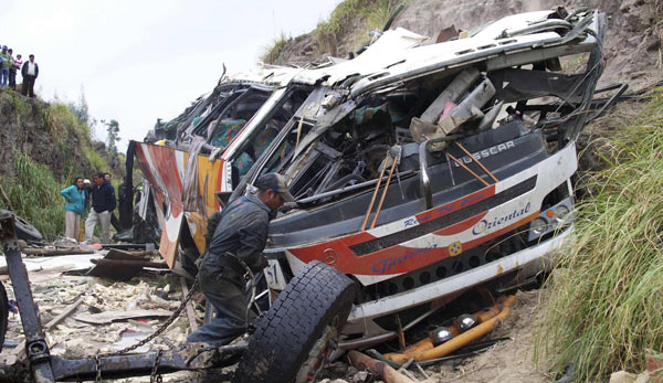 An Ecuadorian worker fastens a chain onto the debris of a bus in Latacunga, 70 km (43.5 miles) south of Quito August 29, 2010. [China Daily/Agencies]