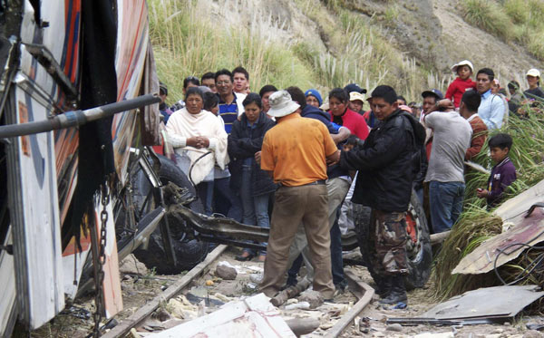 Dwellers look at the debris of a bus in Latacunga, 70 km (43.5 miles) south of Quito August 29, 2010. [China Daily/Agencies] 