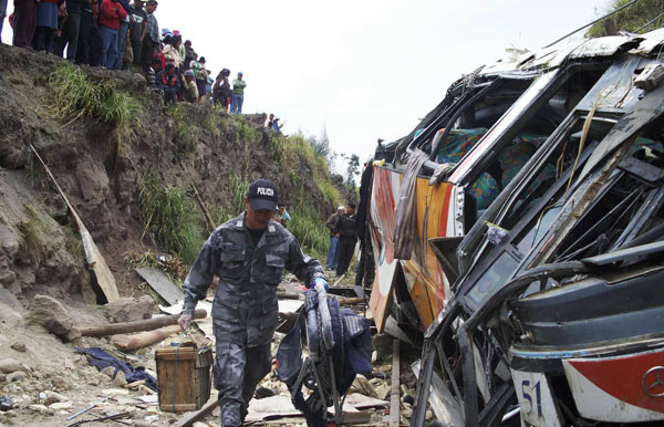 A police officer carries a baby pram and a box from the debris of a bus in Latacunga, 70 km (43.5 miles) south of Quito August 29, 2010. [China Daily/Agencies]