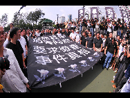 People in Hong Kong hold a street rally on Sunday to express their grief and anger in the wake of the Manila hostage tragedy and demand justice for the victims, Aug. 29, 2010. Eight Hong Kong tourists died in last week's bus hijacking and botched rescue. [Xinhua]