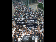 People in Hong Kong hold a street rally on Sunday to express their grief and anger in the wake of the Manila hostage tragedy and demand justice for the victims, Aug. 29, 2010. Eight Hong Kong tourists died in last week's bus hijacking and botched rescue. [Xinhua]