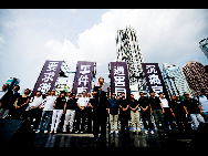 People in Hong Kong hold a street rally on Sunday to express their grief and anger in the wake of the Manila hostage tragedy and demand justice for the victims, Aug. 29, 2010. Eight Hong Kong tourists died in last week's bus hijacking and botched rescue. [Xinhua]