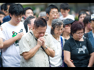 People mourn for victims in Manila hostage tragedy during the march from Victoria Park to Chater Garden in Hong Kong's Central district, Aug. 29, 2010.[Xinhua]