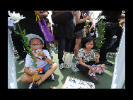 People mourn for victims in Manila hostage tragedy during the march from Victoria Park to Chater Garden in Hong Kong's Central district, Aug. 29, 2010.[Xinhua]