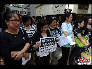 People in Hong Kong hold a street rally on Sunday to express their grief and anger in the wake of the Manila hostage tragedy and demand justice for the victims, Aug. 29, 2010. Eight Hong Kong tourists died in last week's bus hijacking and botched rescue. [Chinanews.com]