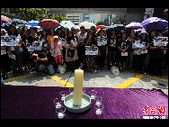 People mourn for victims in Manila hostage tragedy during the march from Victoria Park to Chater Garden in Hong Kong's Central district, Aug. 29, 2010.[Chinanews.com]