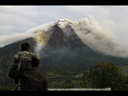 Mount Sinabung volcano spews smoke in the district of Tanah Karo outside the city of Medan, North Sumatra August 28, 2010 in its first eruption in 400 years, causing thousands of people living around its slope to evacuate their homes.[Xinhua/AFP] 