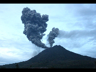 Volcano in Sumatra Island of Indonesia erupted again on August 30 morning, spewing smokes up to over 2,000 meters high, potential to disturb international flight. [Xinhua]
