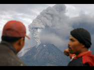 Volcano in Sumatra Island of Indonesia erupted again on August 30 morning, spewing smokes up to over 2,000 meters high, potential to disturb international flight. [Xinhua]