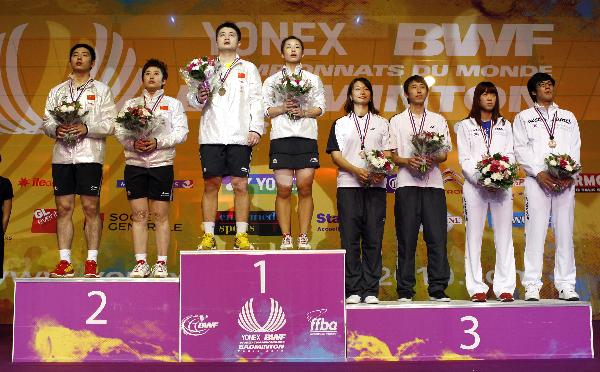 China's Zheng Bo (3rd L)/Ma Jin (4th L) and He Hanbin (L)/Yu Yang (2nd L) stand on the podium after the mixed doubles final at the 2010 World Badminton Championships in Paris, France, on Aug. 29, 2010. Zheng Bo/Ma Jin claim the title after winning the match against He Hanbin/Yu Yang with 2-0. (Xinhua/Tang Shi)