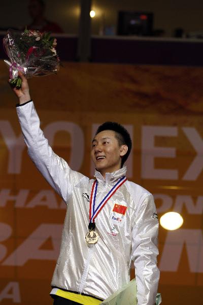 China's Chen Jin celebrates on the podium during the awarding ceremony for the men's singles event in the Badminton World Championships 2010 in Paris, France, Aug. 29, 2010. Chen Jin took the gold medal of the event. (Xinhua/Tang Shi) 