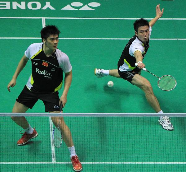 China's Cai Yun (R) and Fu Haifeng return a shuttlecock to Malaysia's Koo Kien Keat and Tan Boon Heong during the men's doubles final of the Badminton World Championships 2010 in Paris, France, on Aug. 29, 2010. Cai and Fu won the final 18-21, 21-18, and 21-14. (Xinhua/Zhang Yuwei)