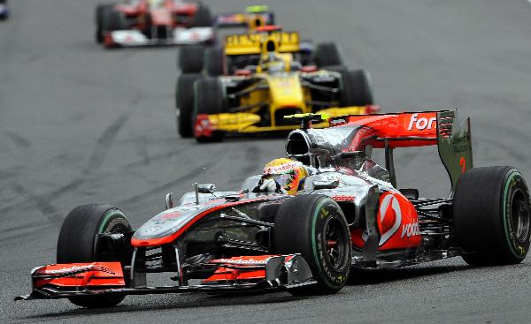 McLaren Mercedes driver Lewis Hamilton of Britain, bottom, takes the lead, chased by Renault driver Robert Kubica of Poland, at the start of the Belgian Formula One Grand Prix in Spa-Francorchamps, Aug. 29, 2010. (Xinhua/AFP Photo)