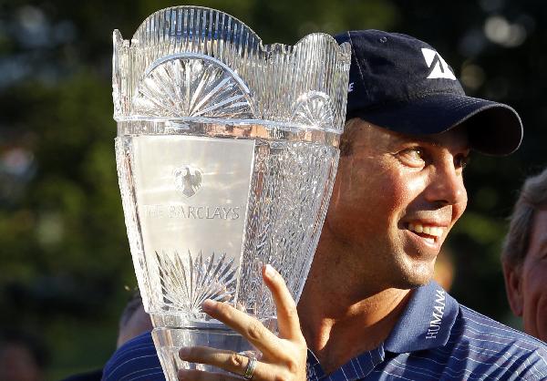 Matt Kuchar raises the trophy after defeating Martin Laird of Scotland in a sudden death playoff after the final round of The Barclays golf tournament, Sunday, Aug. 29, 2010, in Paramus, N.J. Kutcher won after making birdie on the first playoff hole.(Xinhua/Reuters Photo)