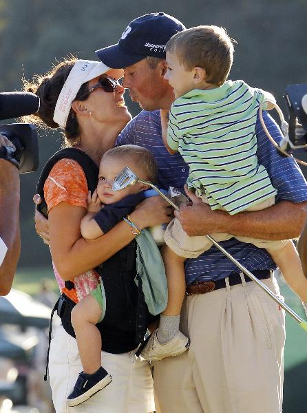 Matt Kuchar of the U.S. celebrates with his wife Sybi and sons Carson (C) and Cameron (R) after making the winning putt on the first playoff hole to win the Barclays golf tournament in Paramus, New Jersey August 29, 2010. Kuchar beat Martin Laird of Scotland in the playoff for the win.(Xinhua/Reuters Photo)