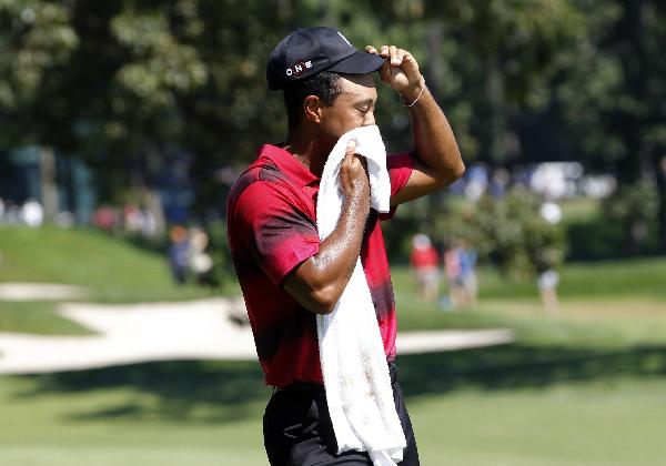 Tiger Woods wipes off on the fifth green during the final round of the Barclays golf tournament in Paramus, New Jersey August 29, 2010. Woods, who started these playoffs at No. 112 in the standings, closed with a 4-under 67 to easily make the top 100 who advance to the second round next week at the Deutsche Bank Championship. Woods tied for 12th, his best finish since June, and moved up to No. 65. (Xinhua/Reuters Photo)