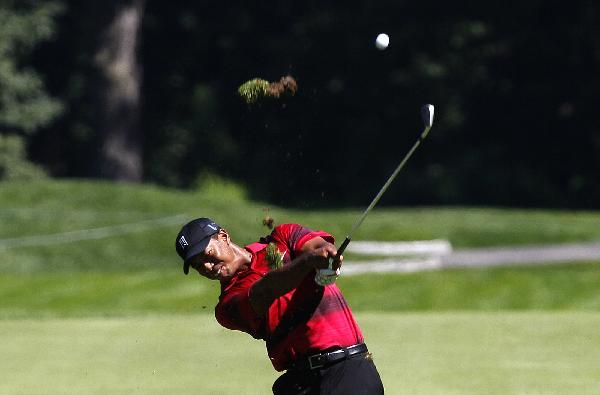 Tiger Woods hits his second shot on the fourth hole during the final round of the Barclays golf tournament in Paramus, New Jersey August 29, 2010.(Xinhua/Reuters Photo)