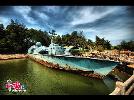 Located in the southeast waters of Xiamen's Xiang'an District, the Dadeng Isles are comprised of three islands—Dadeng, Xiaodeng and Jiaoyu. Known as the Three-Hero Islands, they cover an area of 13.2 square kilometers. Three-Hero Island Park in southeastern Dadeng was crumbled to dust after the August 1958 battles, but has now become a patriotism education base and a scenic spot. [Photo by Zhou Yunjie]