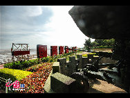 Located in the southeast waters of Xiamen's Xiang'an District, the Dadeng Isles are comprised of three islands—Dadeng, Xiaodeng and Jiaoyu. Known as the Three-Hero Islands, they cover an area of 13.2 square kilometers. Three-Hero Island Park in southeastern Dadeng was crumbled to dust after the August 1958 battles, but has now become a patriotism education base and a scenic spot. [Photo by Zhou Yunjie]