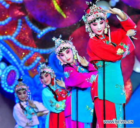 Artists perform at the opening ceremony of the 5th China Qinqiang Opera Arts Festival in Xi'an, capital of northwest China's Shaanxi Province, Aug. 28, 2010. Photo: Xinhua 